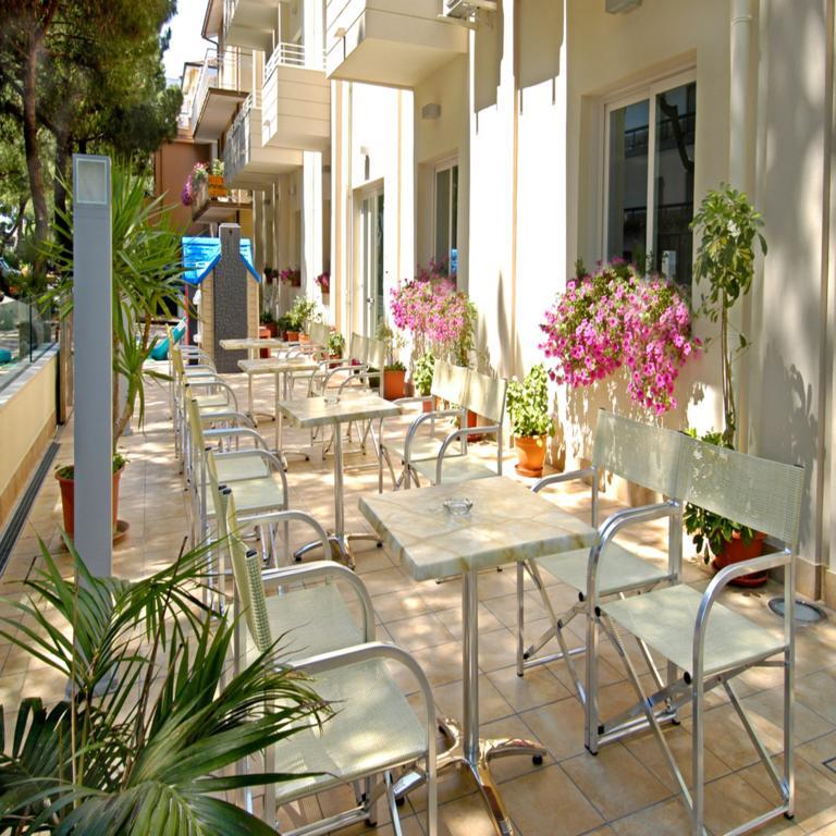 Hotel Muccioli Misano Adriatico Esterno foto
