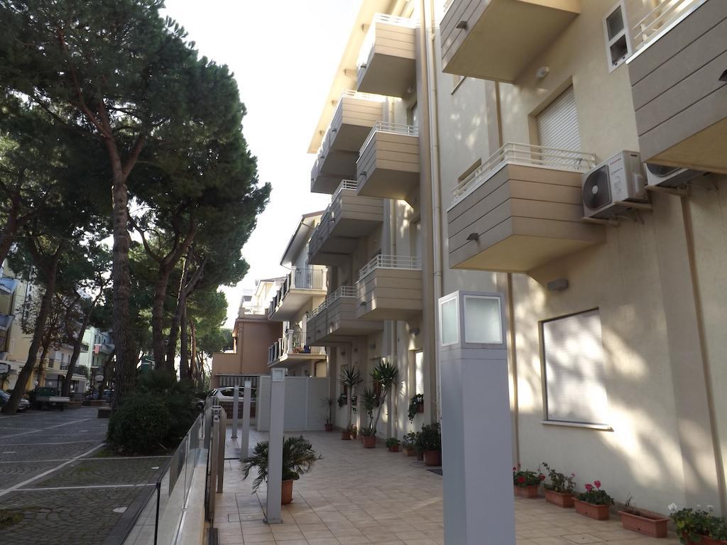 Hotel Muccioli Misano Adriatico Esterno foto