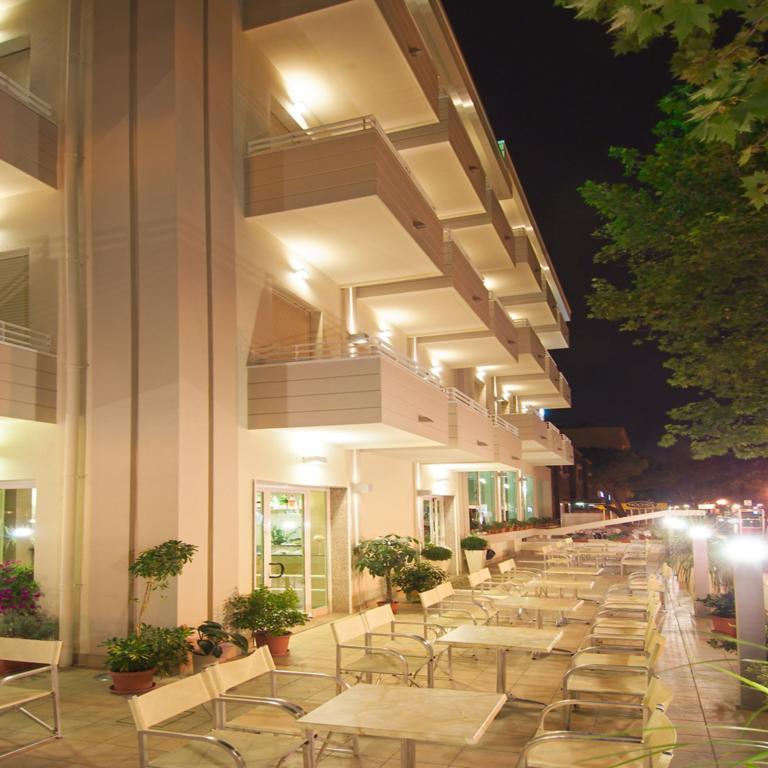 Hotel Muccioli Misano Adriatico Esterno foto