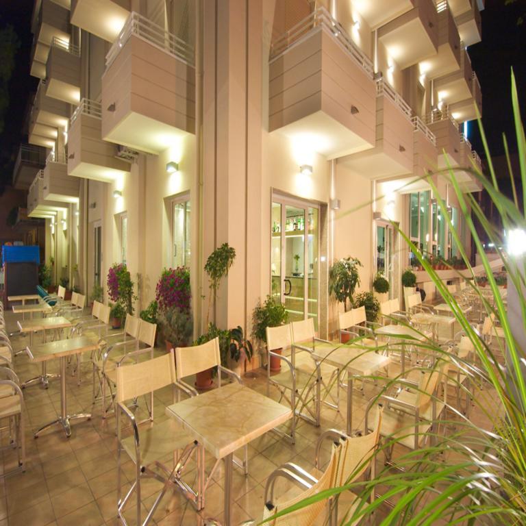 Hotel Muccioli Misano Adriatico Esterno foto