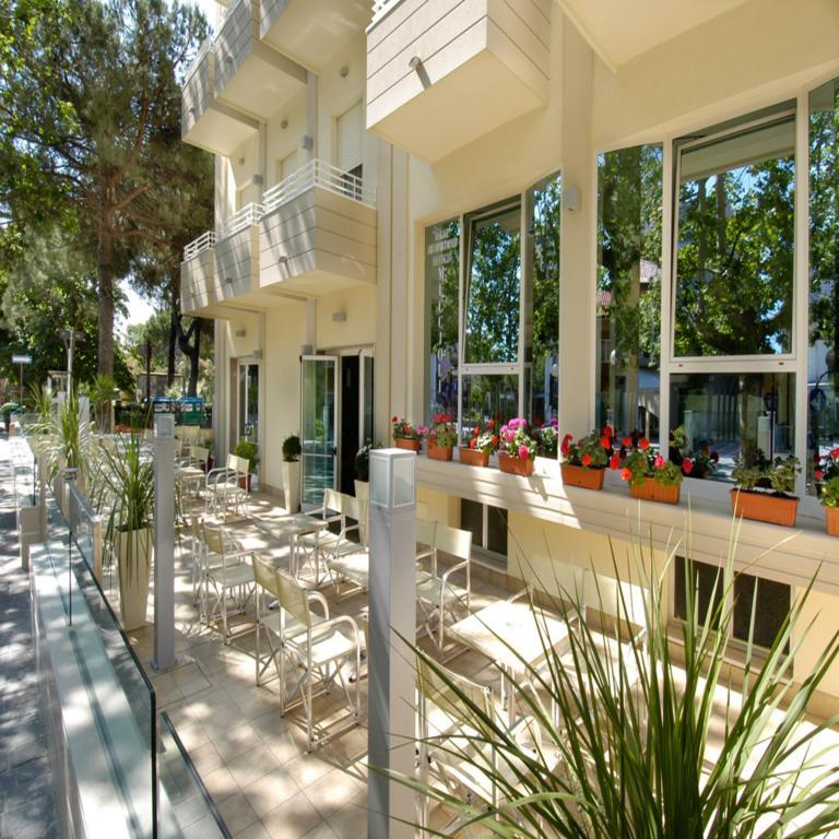 Hotel Muccioli Misano Adriatico Esterno foto