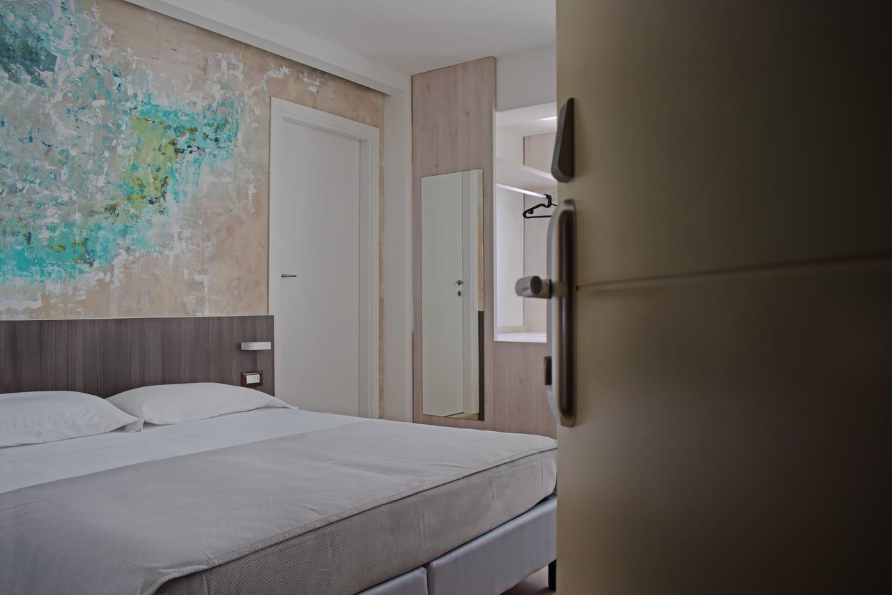 Hotel Muccioli Misano Adriatico Esterno foto
