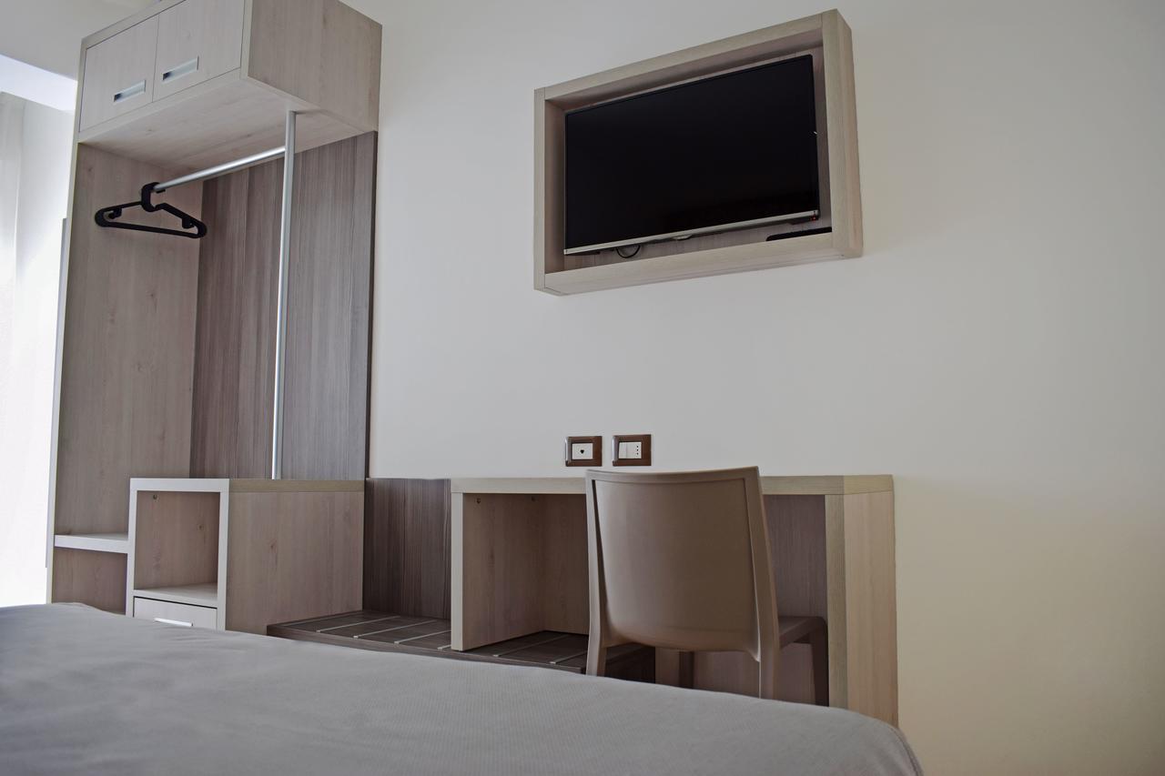 Hotel Muccioli Misano Adriatico Esterno foto