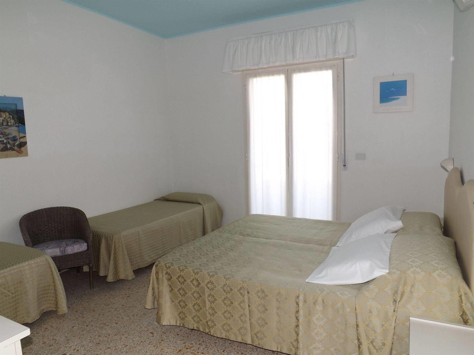 Hotel Muccioli Misano Adriatico Esterno foto